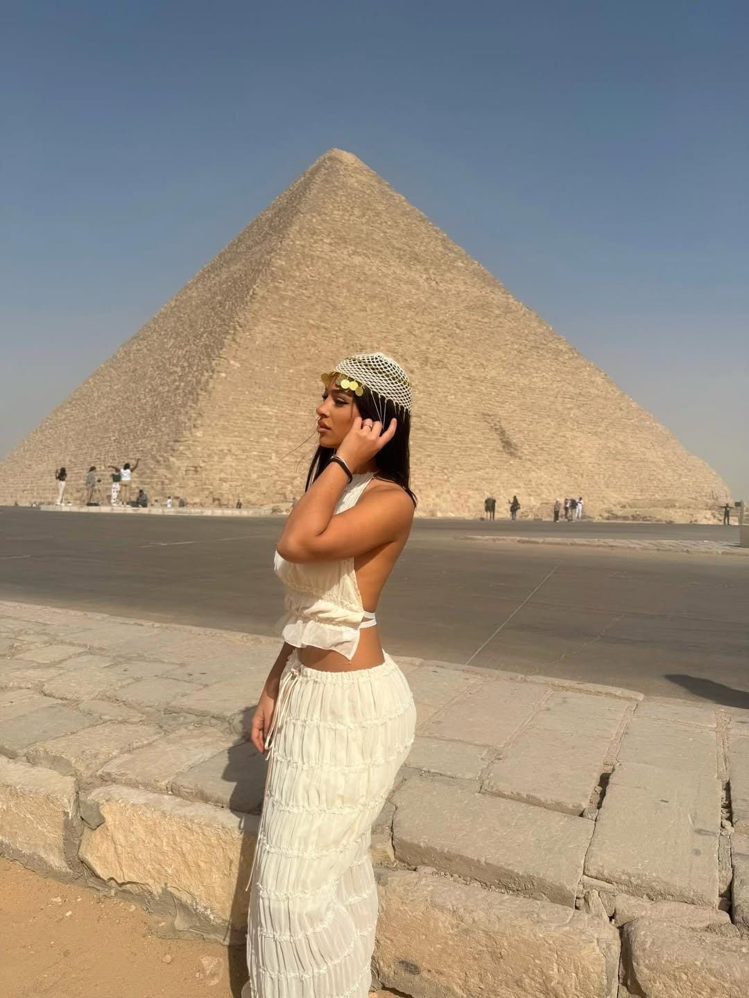Guests enjoying Cairo sightseeing tours with panoramic views of the Great Pyramid.