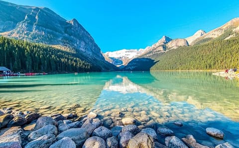Sunrise Tour of Moraine Lake and Lake Louise from Banff