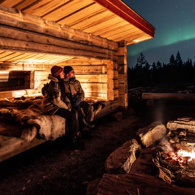 Yöpyminen luonnossa poromiesten lailla Rovaniemellä