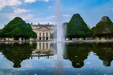 Day Trip to Hampton Court Palace from London with Guided Tour