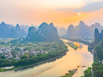 1-Day Guilin Tour to Reed Flute Cave, Bamboo Boat and Night Show