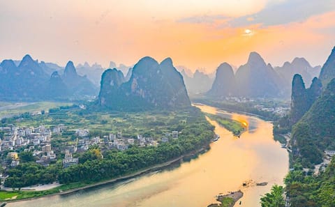 Guilin 1-Day Tour: Reed Flute Cave, Bamboo Boat Ride, Night Show
