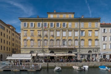 Private Historic Walking Tour in Trieste's Cultural Landmarks