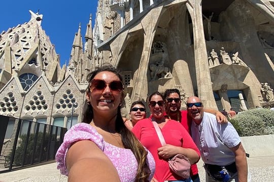 Barcelona City Tour: Gothic Pedrera, Sagrada Familia & Park Güell