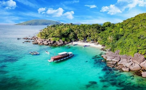 Phu Quoc Snorkeling Trip to Explore Three Islands by Boat