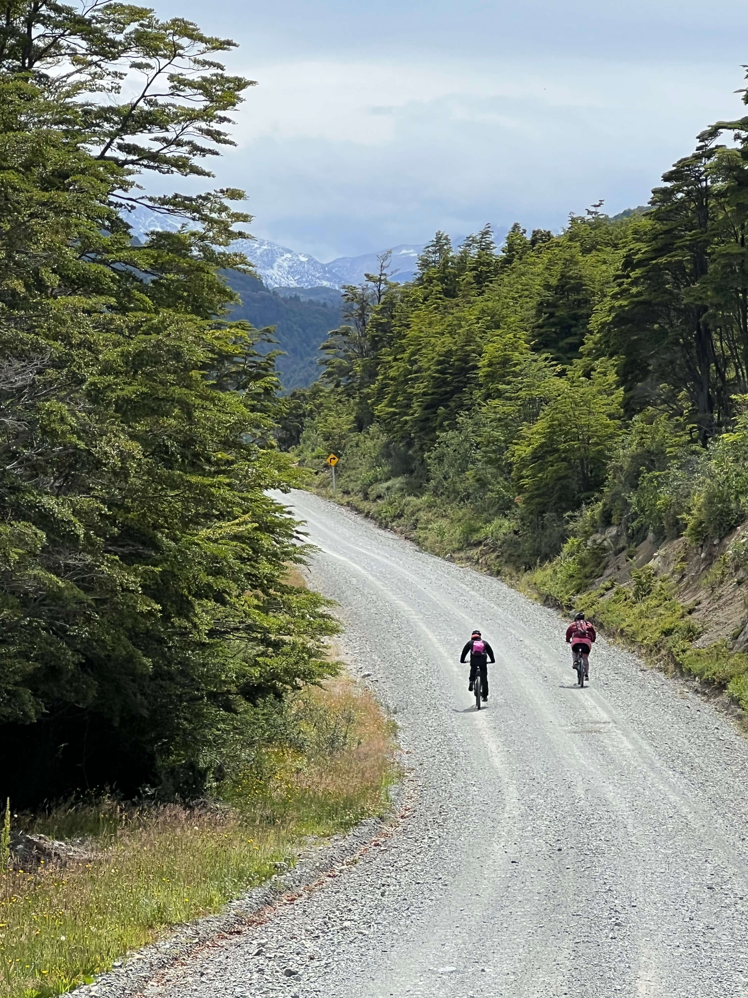 Ebike tour SURí: Ciclistas camino al Fin de la Carretera Austral, Villa O'Higgins