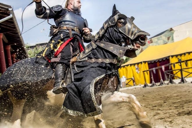 Adventure day for family: Back to Middle Ages with knights and medieval banquet