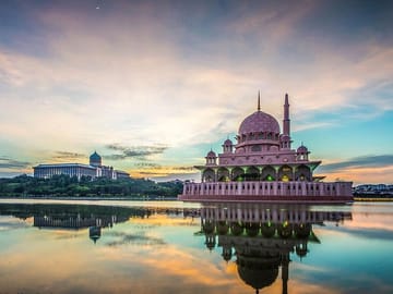 Private Putrajaya Tour with Boat Ride and Pink Mosque Visit