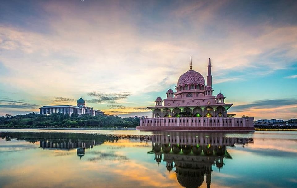 Putrajaya Tour with Boat Ride & Pink Mosque (Private)
