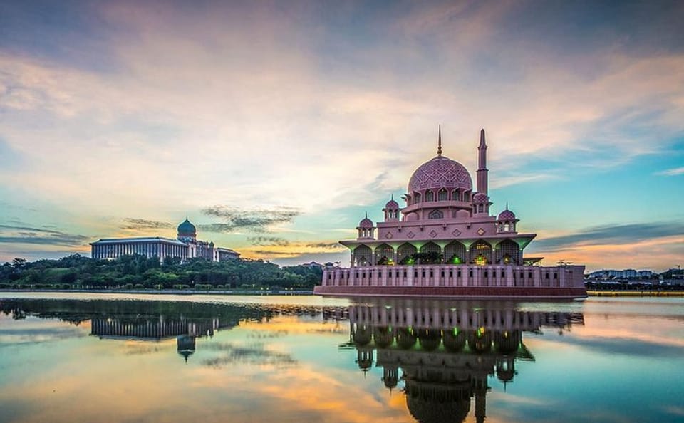Private Putrajaya Tour with Boat Ride and Pink Mosque Visit