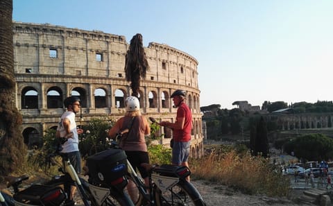 Private Night Bike Tour of Rome with Views of the Forum
