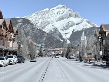 Banff Region Highlights Tour: Lake Louise and East Kootenay