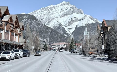 Banff Region Highlights Tour: Lake Louise and East Kootenay