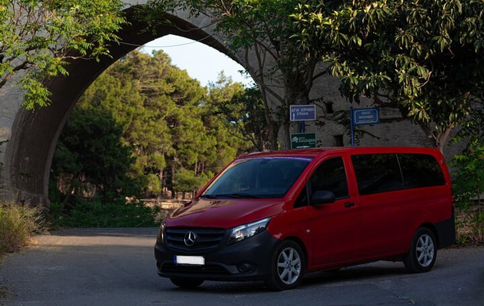 Private 8-Hour Transfer and Sightseeing from Chania to Heraklion