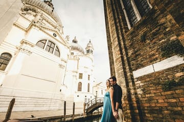 Romantic Couple Photoshoot Walking Tour in Venice