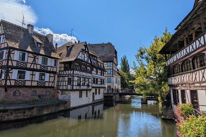 Maisons à colombages de la Petite France, avec le bâtiment du