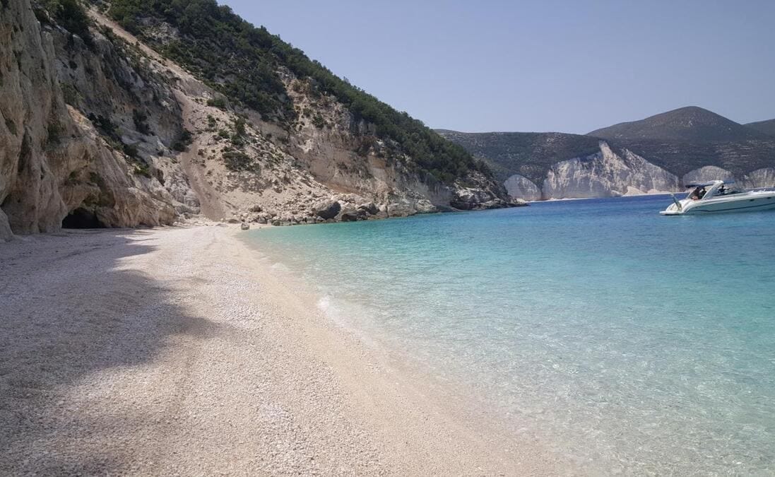 Splendide acque turchesi sulla spiaggia di Fteri a Cefalonia, ideali per nuotare e prendere il sole