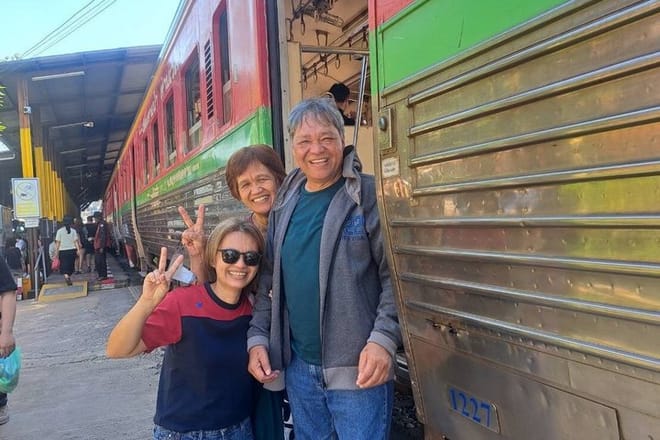 Maeklong Railway Market