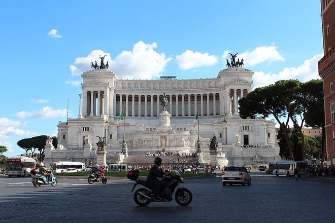 Rome Private Airport Transfer with 1-Hour City Highlights Tour