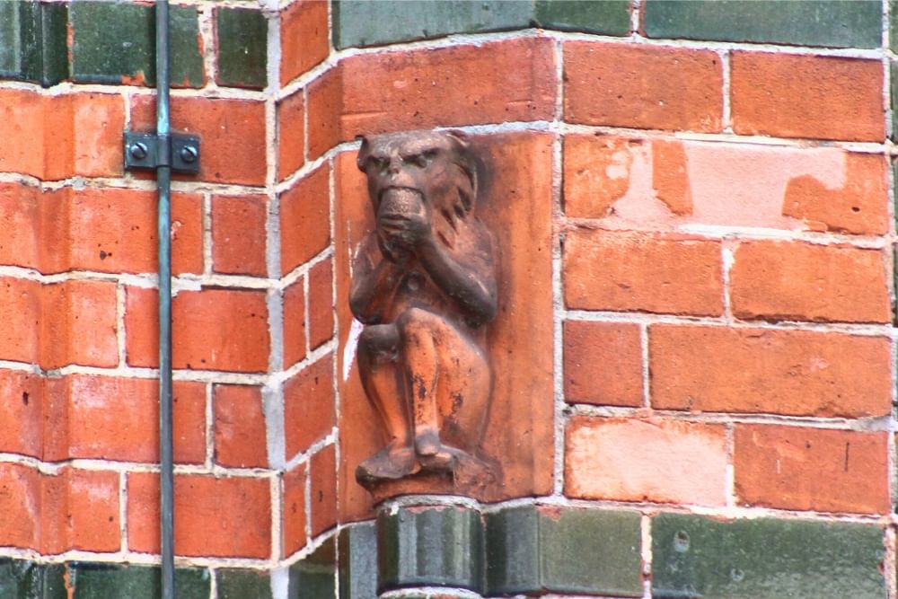 Hidden statue of a monkey along the route of the Arnhem escape game City Detective.