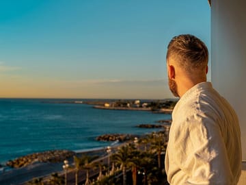 Photoshoot Walking Tour at Nice's Promenade des Anglais