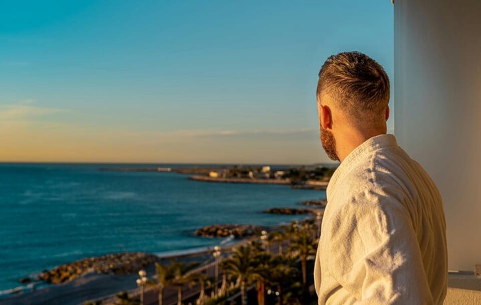 Photoshoot Walking Tour at Nice's Promenade des Anglais