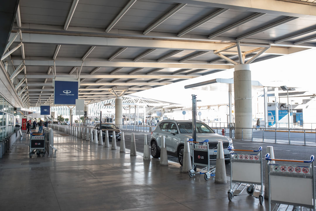 Covered pick-up area at Ezeiza International Airport terminal