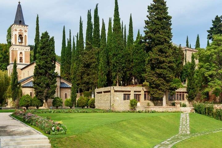 4 Full days in Georgia with private tour, free aiport