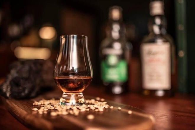 Edinburgh Whisky Tasting and History on the Royal Mile - Photo 1