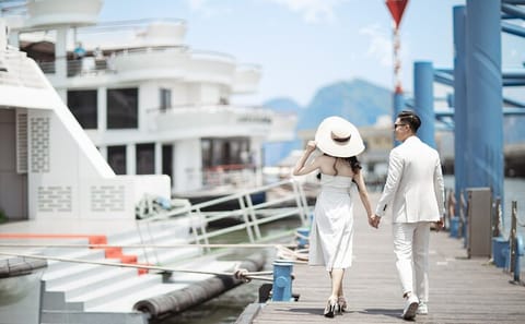 Luxury Ha Long Bay Cruise from Hanoi with Activities
