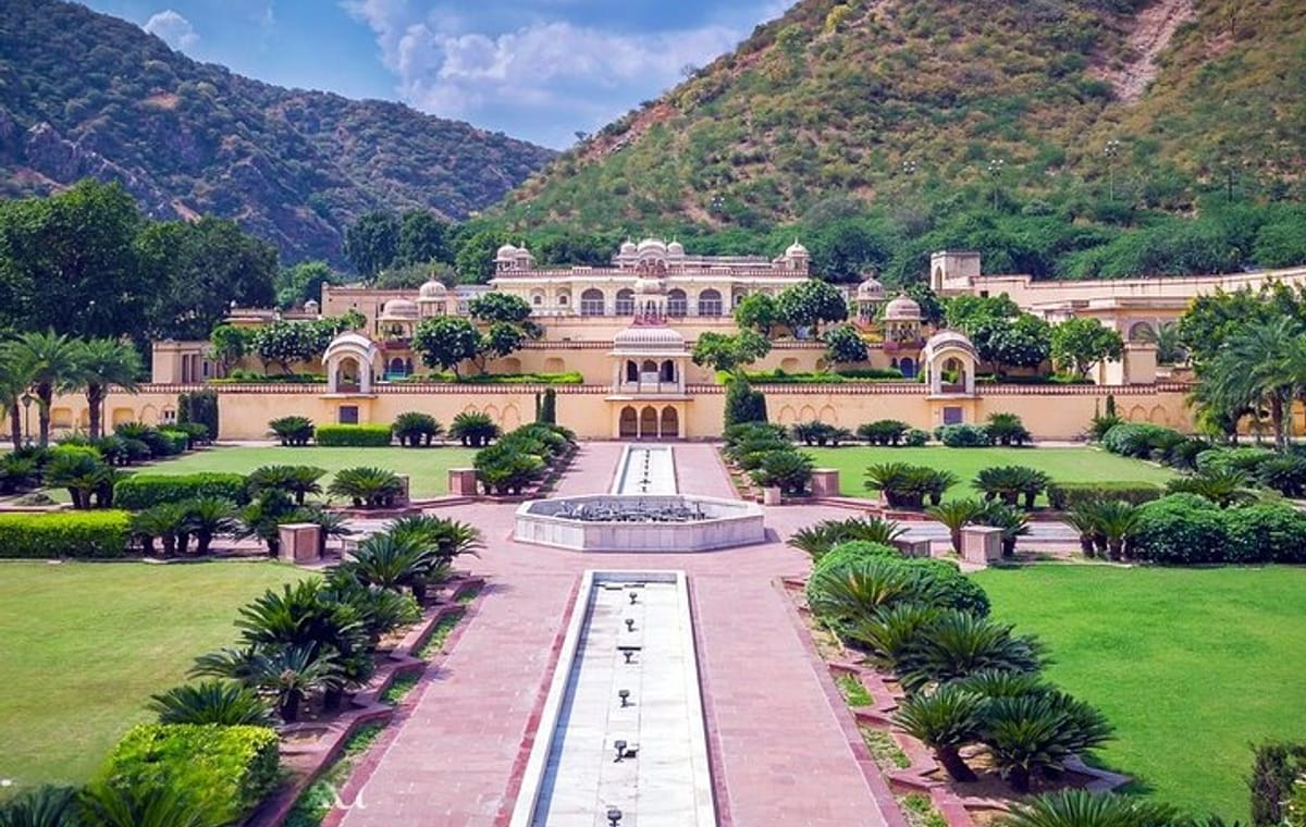 Colors of Jaipur: Sightseeing & Shopping Tour from Delhi