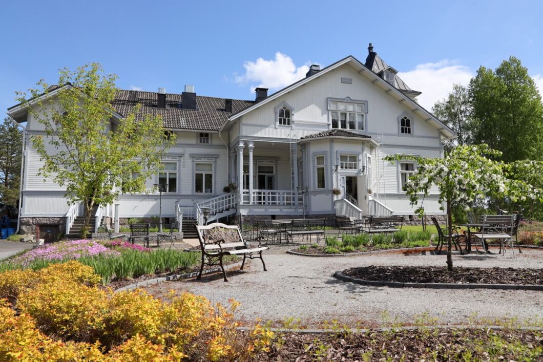 The facade of Olkkolanhovi manor house