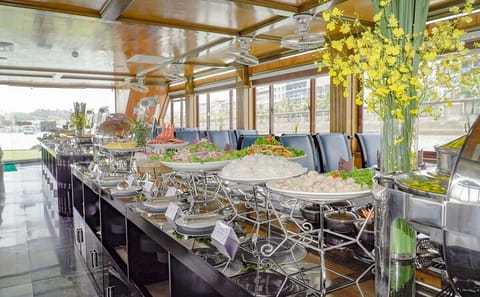Deluxe Day Cruise and Kayaking in Halong Bay