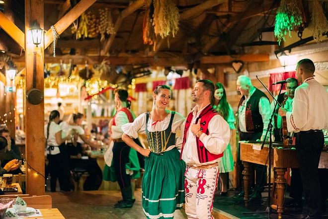 Folklore Dinner with Unlimited Drinks 4course Menu