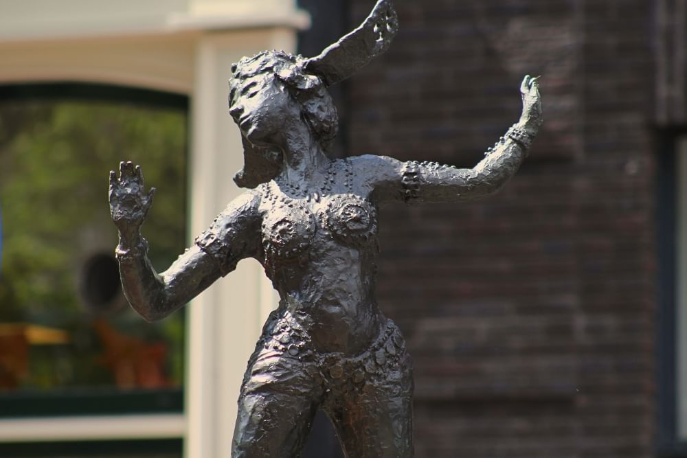 Iconic shot of Mata Hari statue along the route of the Leeuwarden scavenger hunt City Detective.