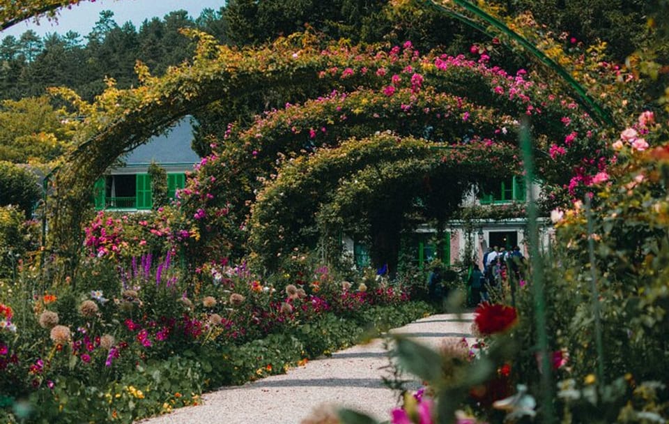 Guided Walking Tour of Monet's Giverny Gardens in Eure