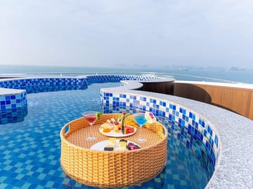 Top Vip 5 Star Day Cruise in Halong Bay with sunbeds and Jacuzzi