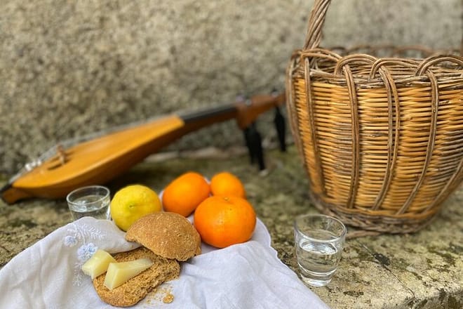 Cretan “mezedes” as snacks