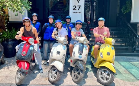 Hanoi Motorcycle City Tour with Local Guide and Vespa Ride