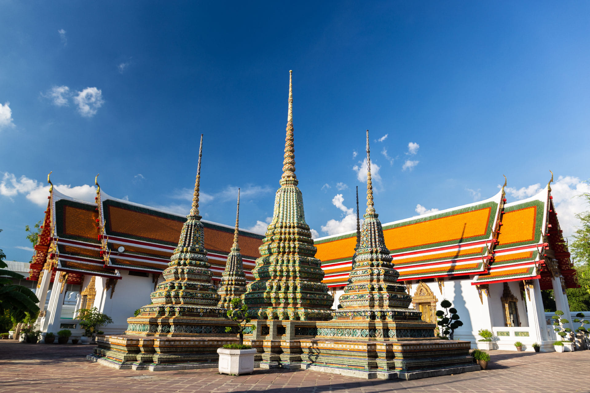 Wat Pho & Wat Arun Walking Tour with Professional Guid