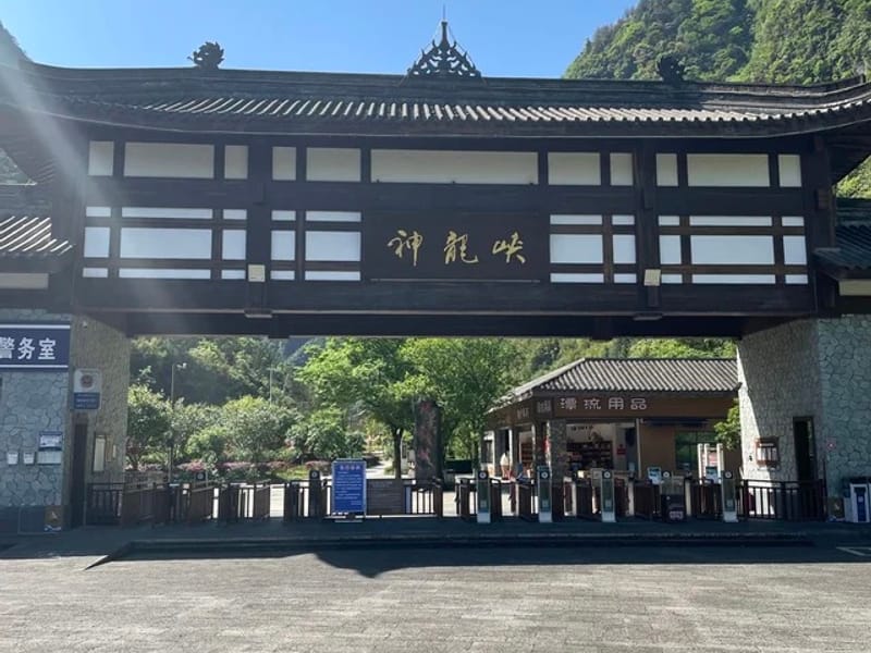 Hangzhou: Yuhuang Hill & West Lake Legends Private Day Trip