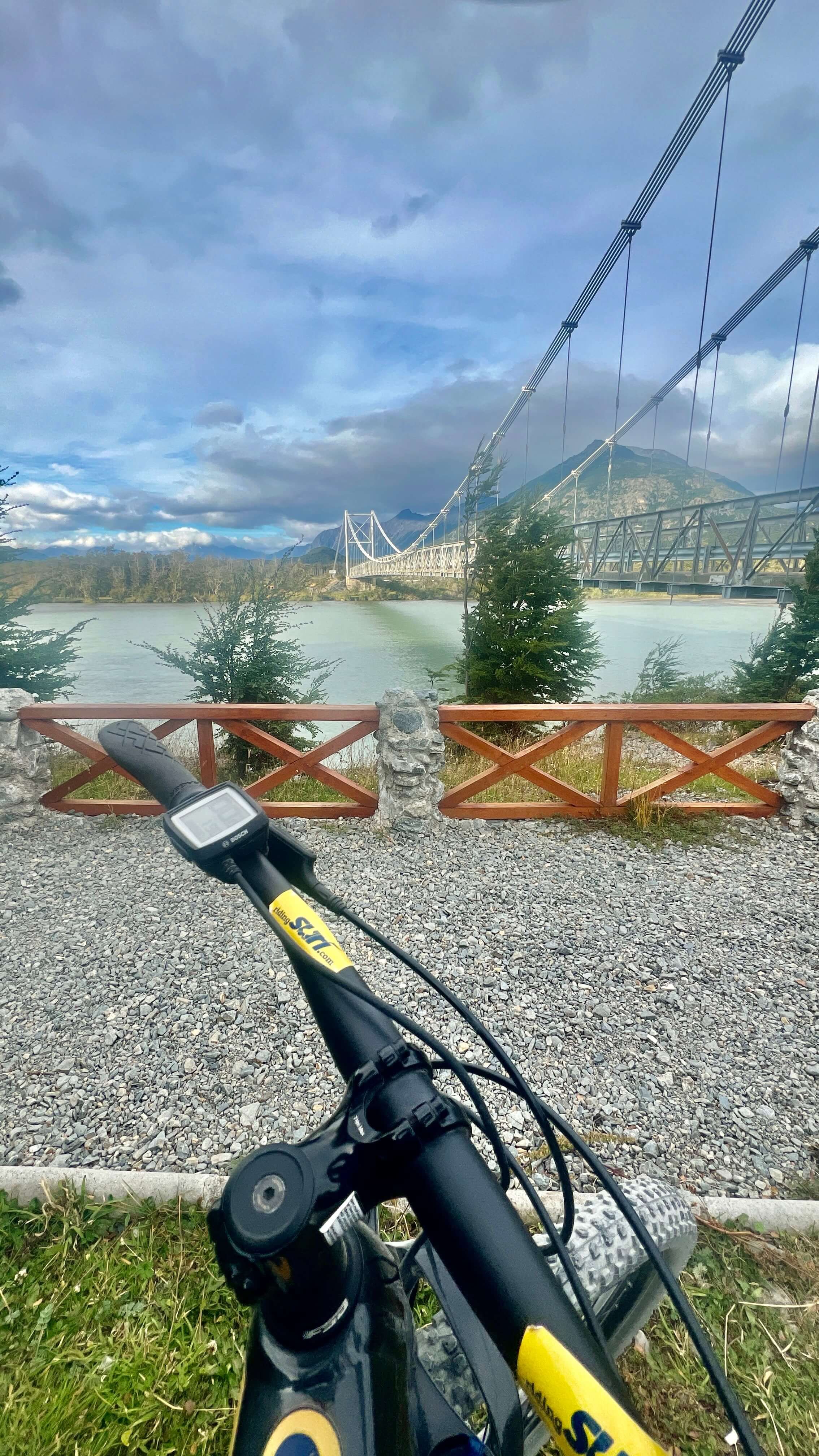 Bicicleta eléctrica SURí junto al puente Augusto Grosse, sobre el Río Mayer, desembocadura del Lago O'Higgins