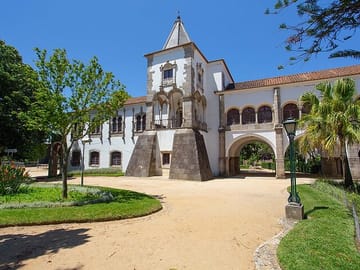 Évora Walking Tour with Chapel of Bones and Giraldo Square Visit