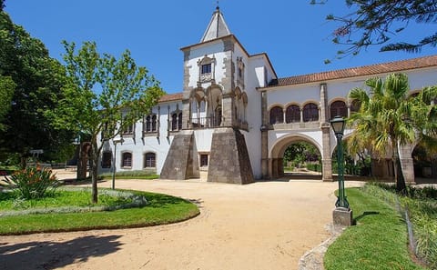Évora Walking Tour with Chapel of Bones and Giraldo Square Visit