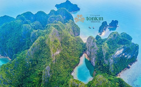 Luxury 2-Day Halong Bay Cruise with Kayaking and Island Visits