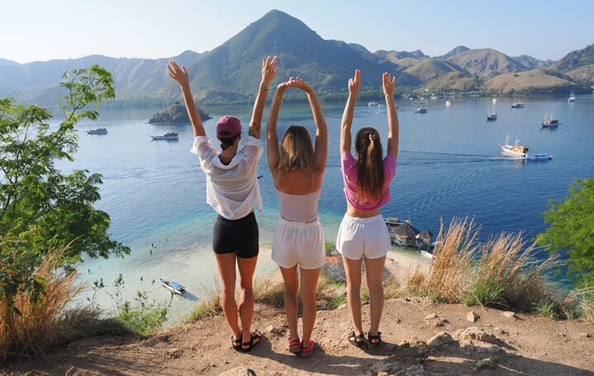 Labuan Bajo – Komodo multi day tour Using Luxury Pinishi Boat