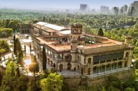 El castillo adquri&oacute; su aspecto actual cuando Maximiliano de Habsburgo y su esposa, Carlota Amalia, lo habitaron entre 1864 y 1867.