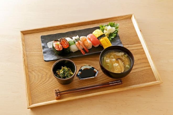 Omakase-Style Sushi Class with Local Supermarket Tour