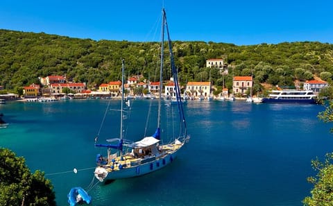 Ithaca Day Cruise and Bus Transfer from Agia Efimia