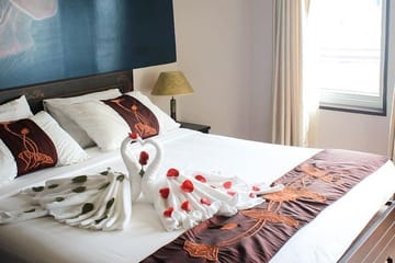Bai Tu Long Bay Luxury Cruise with Kayaking and Sightseeing